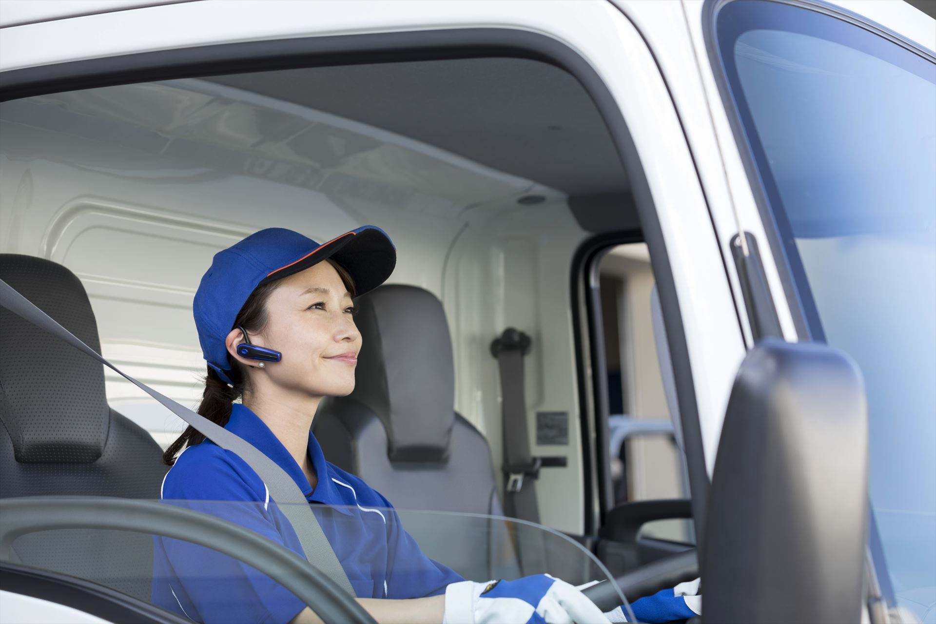 大型トラックを運転する女性ドライバー (1)